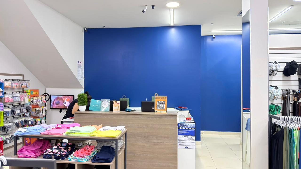 Parede azul atrás do caixa M.Store
