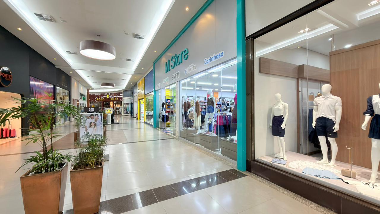 Fachada M.Store vista do corredor do shopping