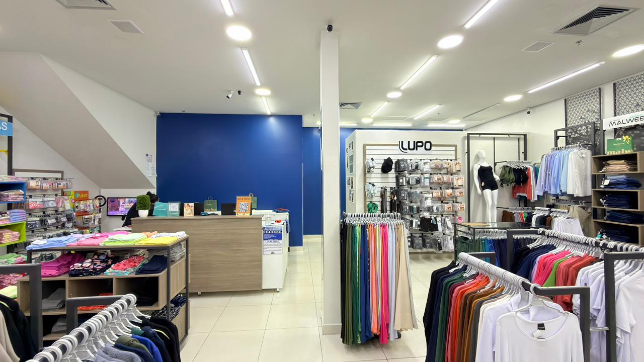Interior atual M.Store · área lateral com pilar